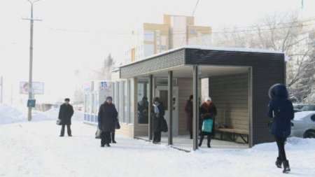 Өскеменнің жылы аялдамаларында телефон қуаттап алуға болады