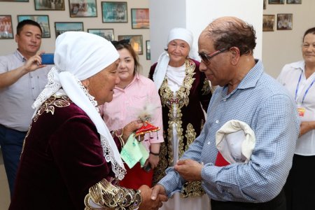 СИНГАПУРЛЫҚ ҚОНАҚ "БАТЫР АНАЛАРМЕН" КЕЗДЕСТІ